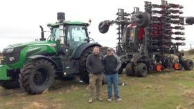 Del anuncio a la realidad: entregaron la primera sembradora con tractor incluido en Córdoba
