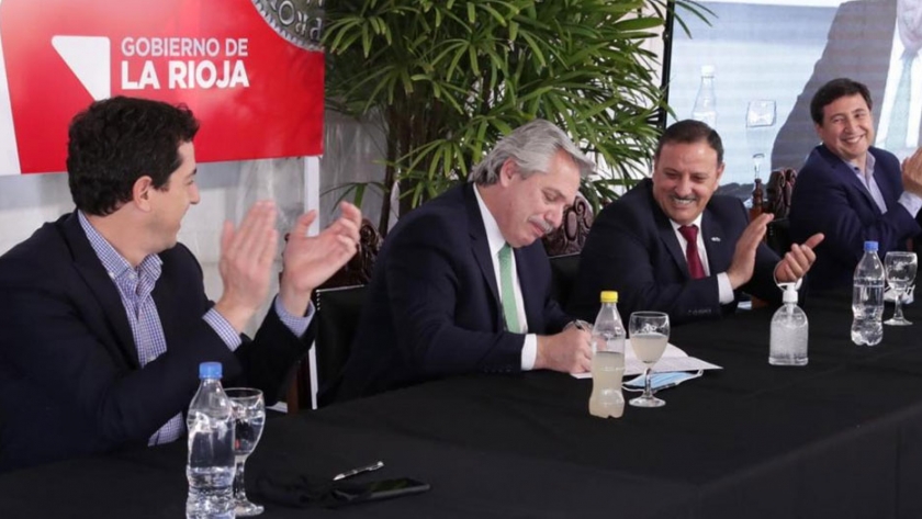 La Rioja: el Presidente firmó acuerdos de obras, reabrió una fábrica y ratificó su apoyo a la producción argentina
