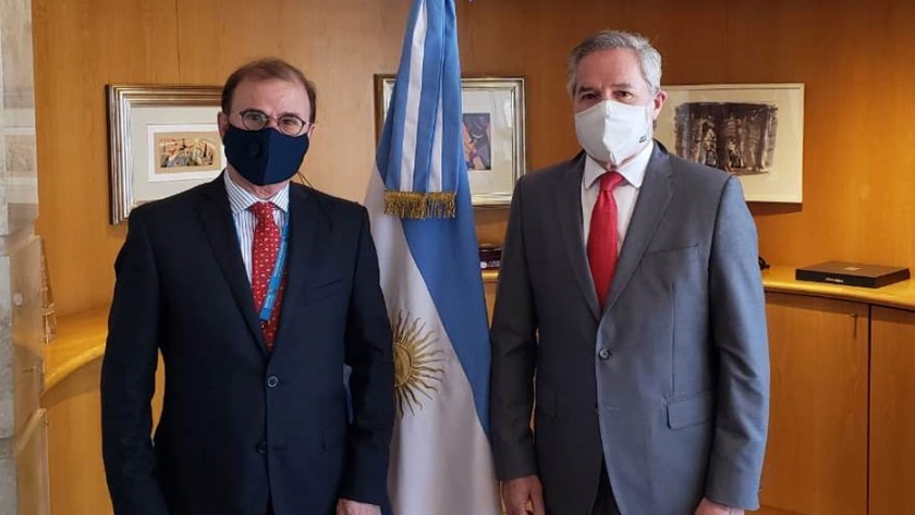 Enrique Vaca Narvaja viajó a Lima para asumir funciones como nuevo embajador ante el Perú