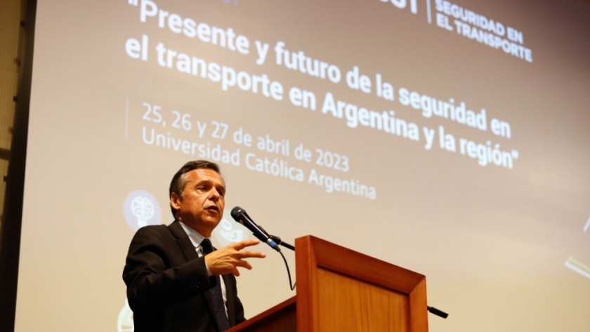 Giuliano participó del primer simposio Internacional de Seguridad en el transporte