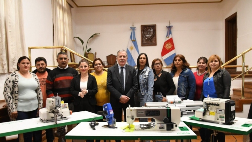 La Provincia entregó maquinaria para potenciar el proyecto textil de una Asociación Civil