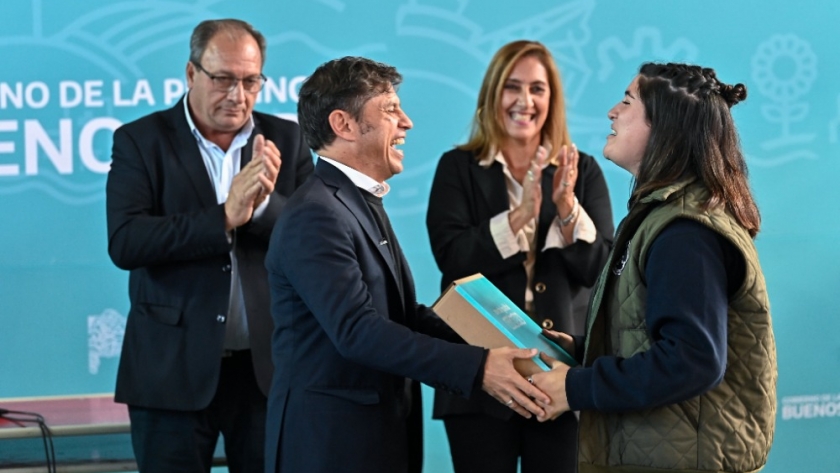 Kicillof entregó 94 computadoras personales a estudiantes de General Alvear