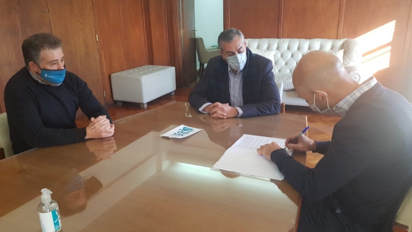 Economía firmó un convenio con Oscar David para identificar productos de origen local en sus góndolas
