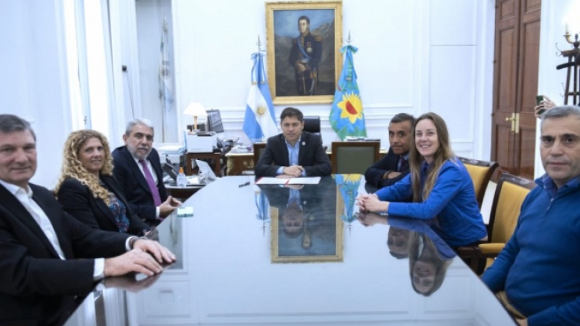 Kicillof y Aníbal Fernández firmaron un convenio para la descontaminación y compactación de vehículos