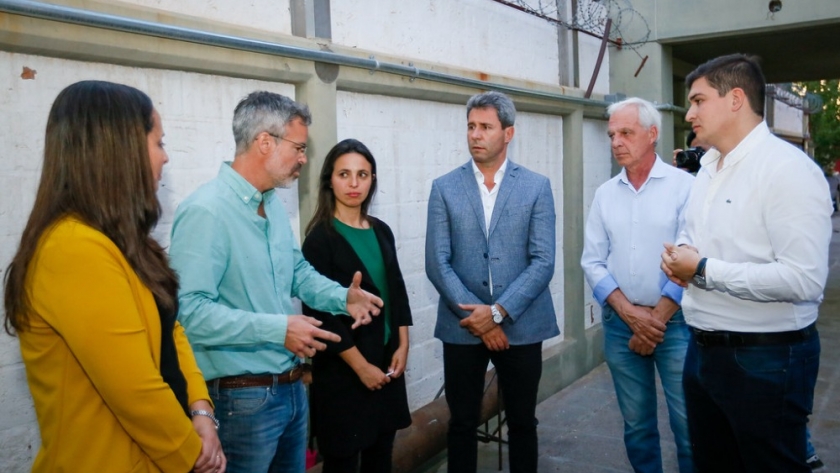 Uñac visitó un emprendimiento que produce madera plástica en base a material reciclado