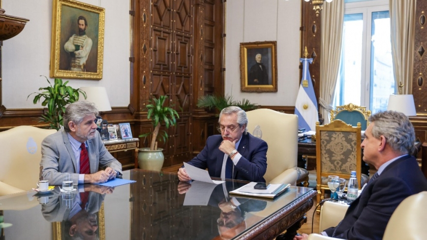 El presidente firmó un decreto para investigadores del CONICET