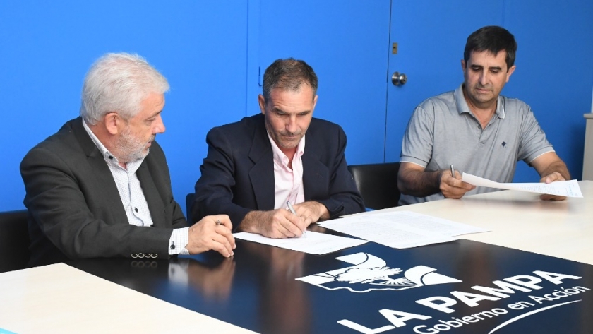 Firman convenio por esperada obra de agua potable en Villa Mirasol