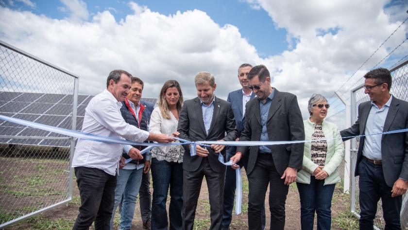 Entre Ríos impulsa la transición energética con la inauguración de un nuevo parque solar en Paraná