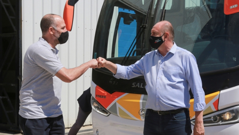 El gobernador Perotti visitó una empresa santafesina fabricante de buses de pasajeros que exporta a Chile