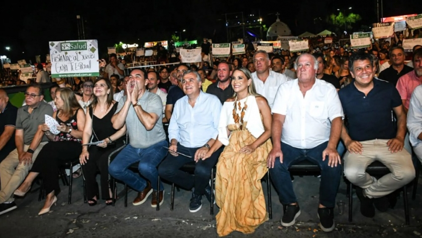 Manes y Morales acompañaron al gobernador Valdés en otra noche multitudinaria de Chamamé
