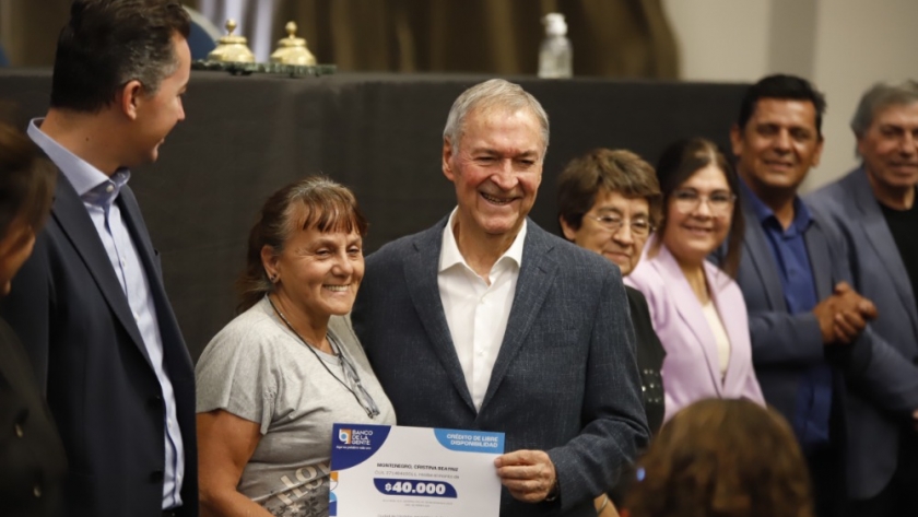 Schiaretti entregó 500 créditos a familias de Córdoba