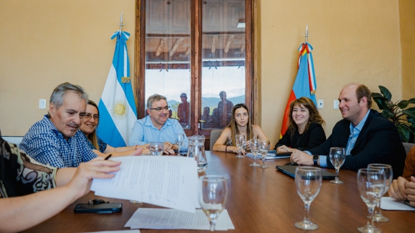 El gobernador Raúl Jalil encabezó una reunión con representantes gremiales