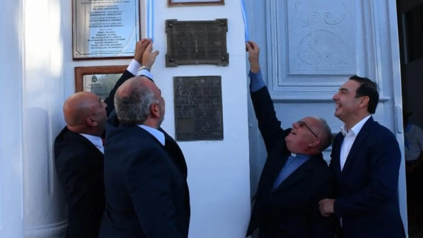 En un día histórico, Valdés inauguró la segunda torre campanario de la parroquia San Luis Rey de Francia