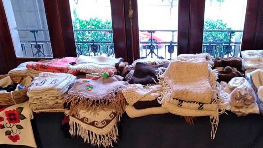 Exposición y ventas de artesanías en la ciudad de Salta 