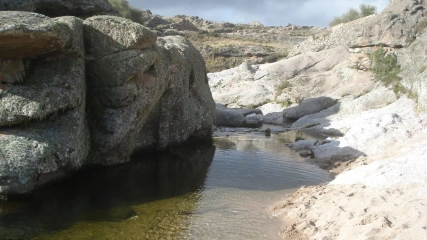 El asombroso tramo del río Yuspe con playas de arena blanca