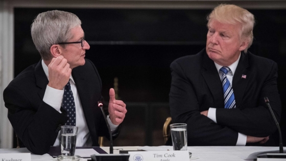 Trump amenaza con aranceles del 25% a Apple si no produce iPhones en EE.UU. y hunde sus acciones