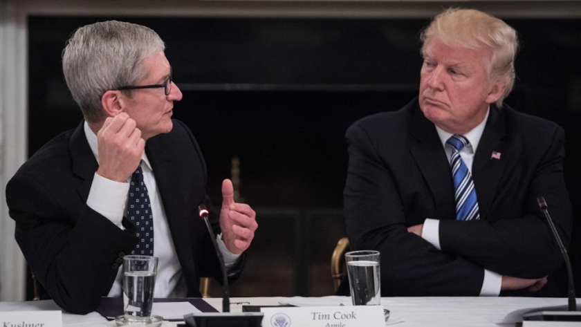Trump amenaza con aranceles del 25% a Apple si no produce iPhones en EE.UU. y hunde sus acciones