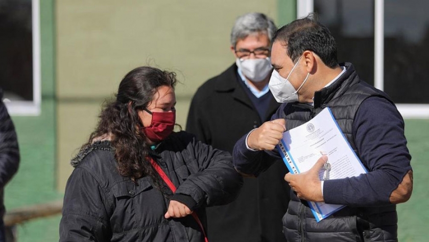 En La Cruz, Valdés entregó 10 viviendas y anunció nuevas inversiones en obras