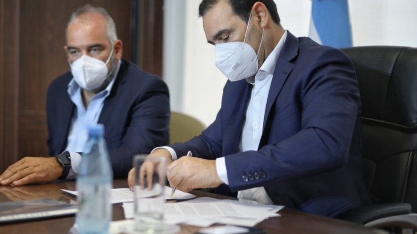 Valdés firmó convenios con Nación para ampliar y mejorar la distribución del agua potable en San Carlos y Loreto