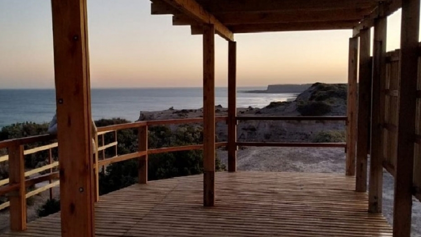 Continúan levantándose los balcones al mar sobre el Camino de la Costa