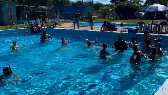 Clase de buceo en la Colonia Municipal de Vacaciones de Rafael Obligado