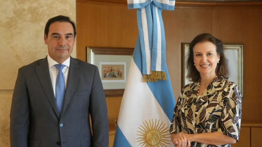 Al reunirse con la canciller Mondino, Valdés se refirió al conflicto con el Paraguay por el incidente ocurrido sobre Isla Apipé