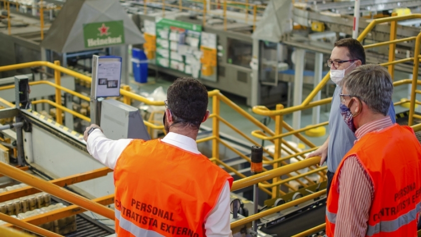 Sukerman y Jatón recorrieron la Cervecería Santa Fe para verificar el cumplimiento del protocolo