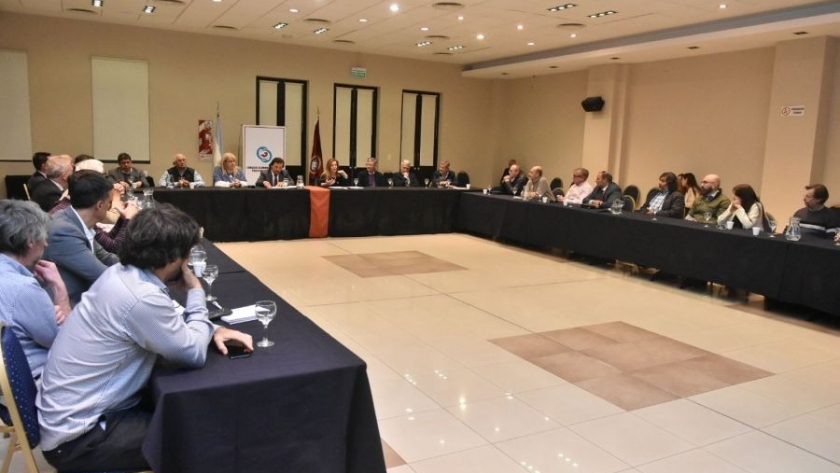 El Consejo Económico Social entregó a Sáenz la Memoria 2021, la primera en la historia de la institución