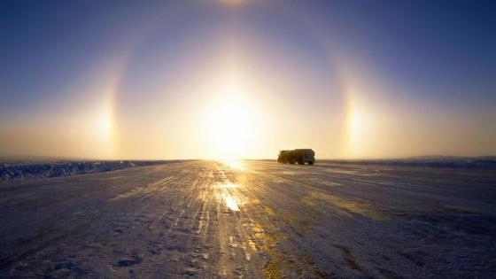 Tibbitt to Contwoyto: la carretera de hielo más extensa del mundo que impulsa la minería en el Ártico