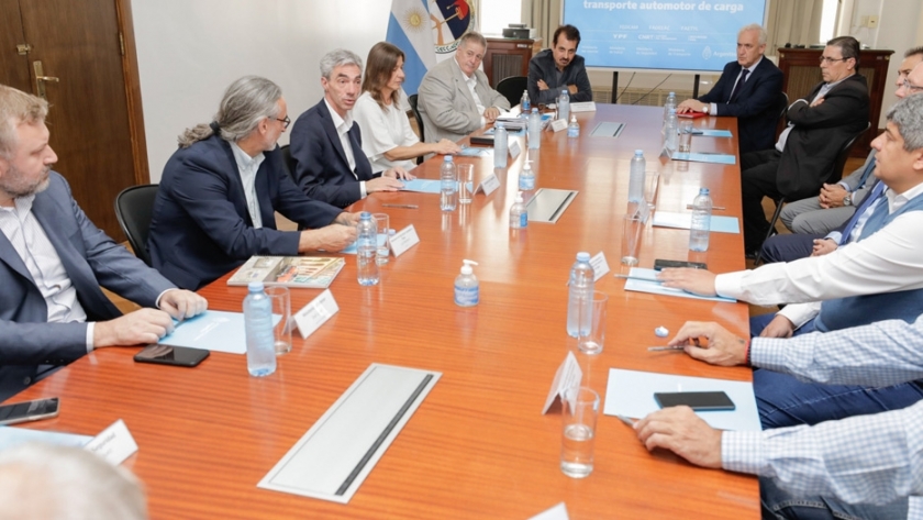 Firma de acta compromiso entre el Gobierno Nacional, YPF y los principales representantes del transporte de carga
