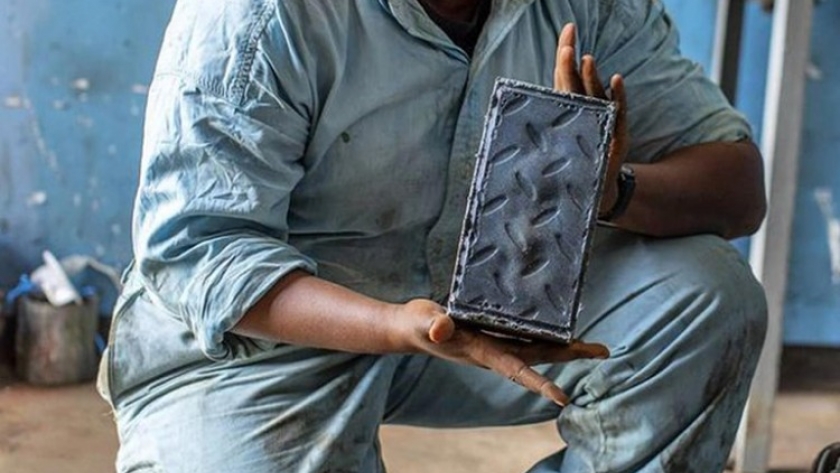 La ingeniera keniata que fabrica ladrillos de plástico reciclado más baratos y más resistentes