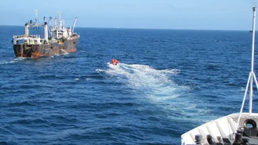 Turbias maniobras de pesca ilegal china bajo la lupa de Estados Unidos