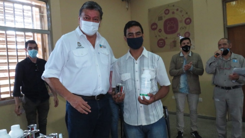 El Gobierno provincial entregó insumos a pequeños productores de Riacho y Laguna Blanca
