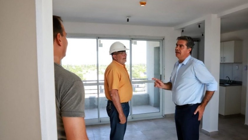 Desarrollo urbanístico y vivienda digna: en Sáenz Peña, Capitanich constató la etapa final de los departamentos procrear