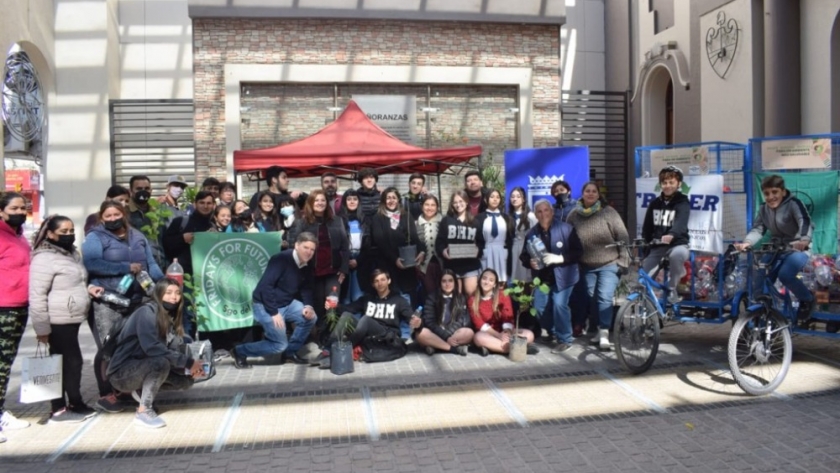 Amplia participación de estudiantes, ambientalistas y vecinos en actividades por el Día del Árbol organizadas por la Municipalidad
