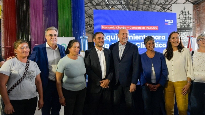 Cabandié y Perotti firmaron convenios para fortalecer el combate de incendios y presentaron equipamiento para la gestión de residuos