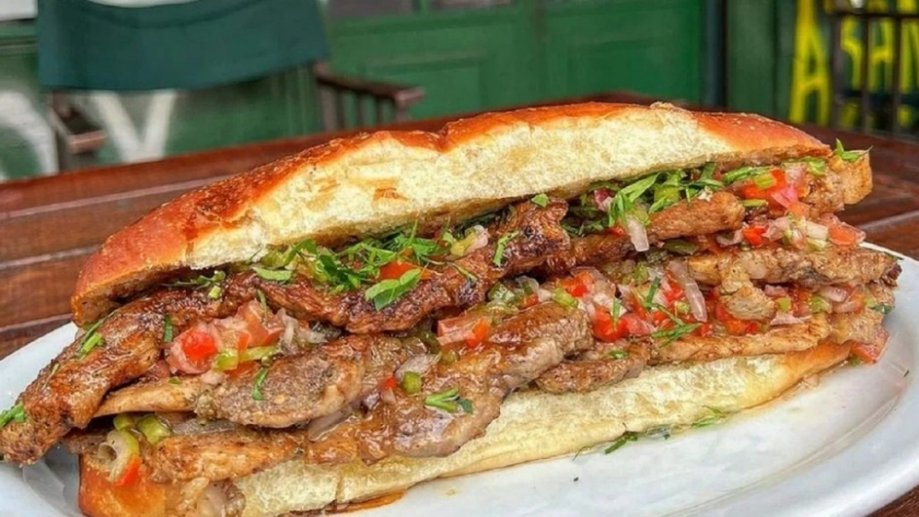 Un influencer se une a un restaurante para homenajear a los mejores sándwiches de los carritos de la Costanera