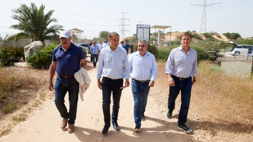 Suarez visitó la empresa israelí que transforma el aire de Gaza en agua
