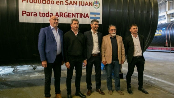 <El gobernador Uñac visitó una empresa de tuberías ubicada en el Parque Tecno Industrial de Albardón