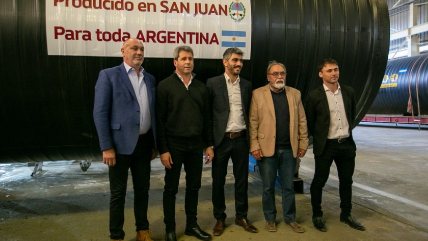 El gobernador Uñac visitó una empresa de tuberías ubicada en el Parque Tecno Industrial de Albardón