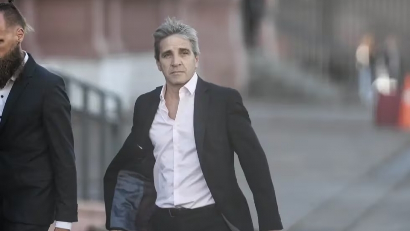 El Gobierno dijo que está conforme con la reacción de los mercados a las medidas de  Caputo, pero ya habla de cifras de hiperinflación