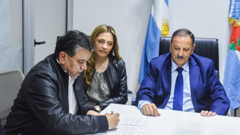 Ricardo Quintela firmó un convenio que respalda a los trabajadores rurales