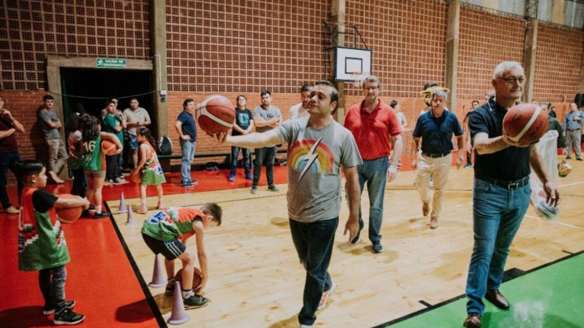 Invitado por el club Papel Misionero, el Gobernador disfrutó e cuentos de básquet en Capioví