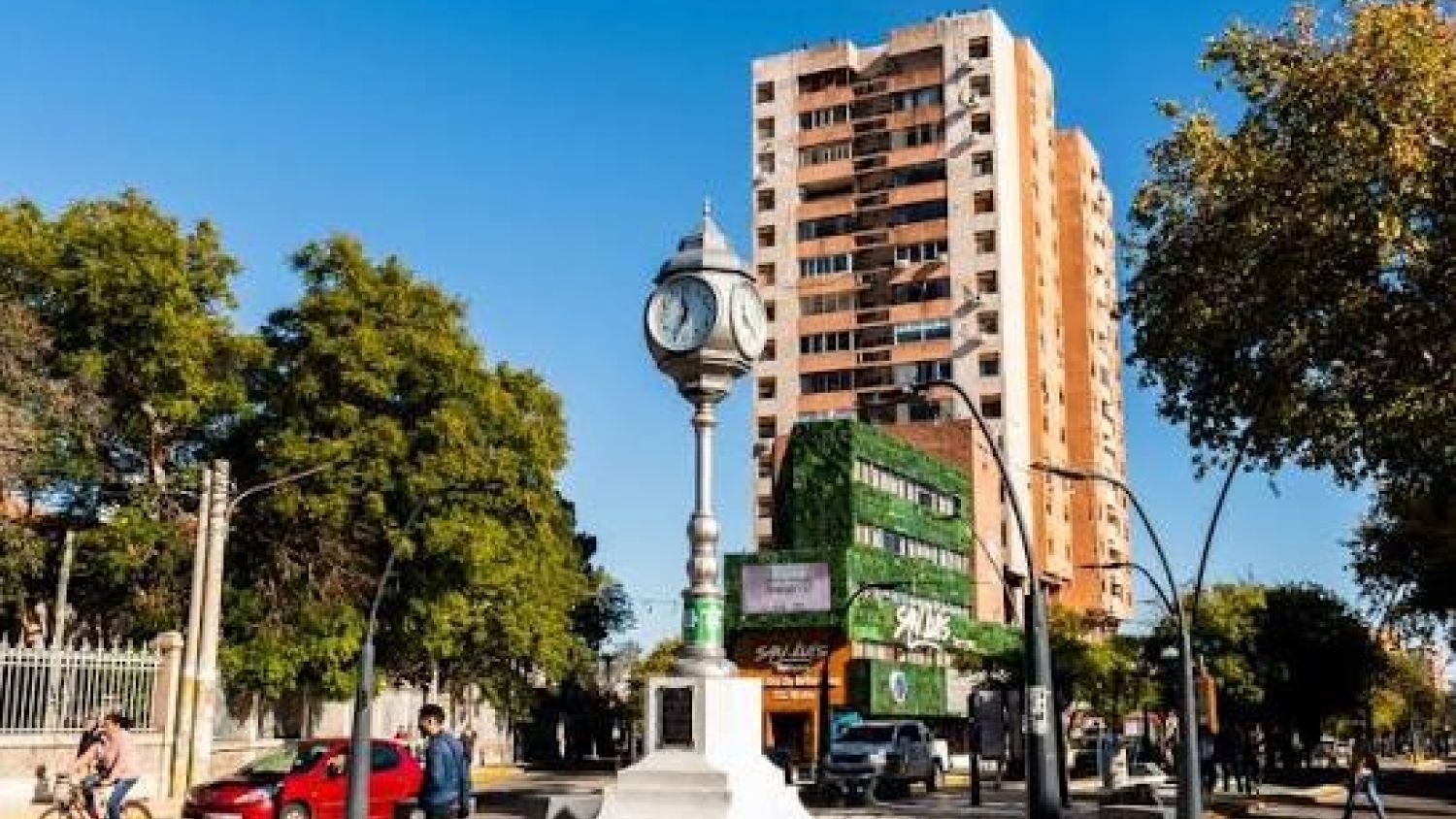 Desarrollo urbano en San Luis: crecimiento comercial y servicios