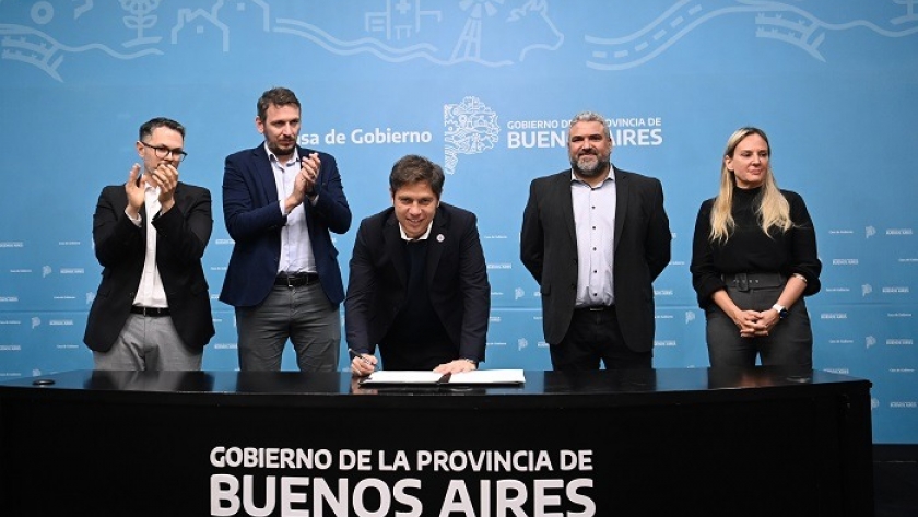 Kicillof y Cuattromo firmaron convenios para la compra de bienes de capital en 19 municipios