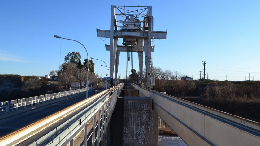 Trabajadora del Puente Dique dio inicio al ciclo de riego 2020