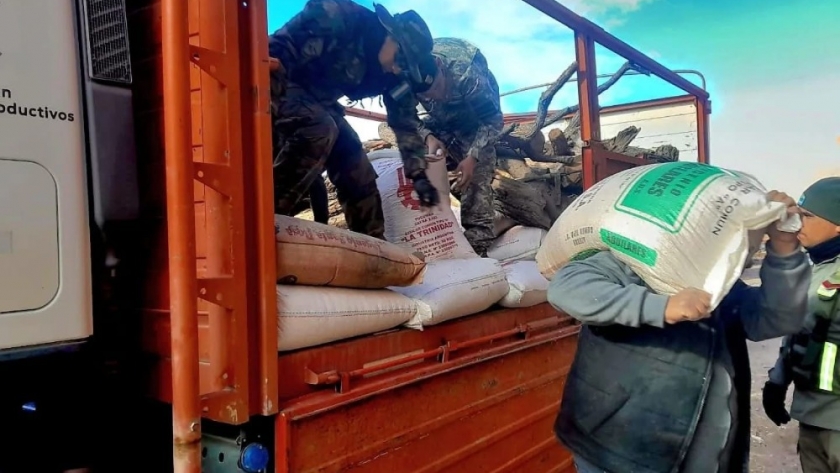 Gobierno provincial asiste a productores de Laguna Blanca tras el temporal con un operativo integral