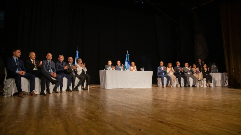 El Gobernador Weretilneck tomó juramento al Gabinete provincial