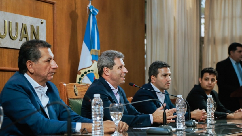El Gobierno entregará más de 23.500 becas de transporte y conectividad para estudiantes de 12 a 30 años de edad
