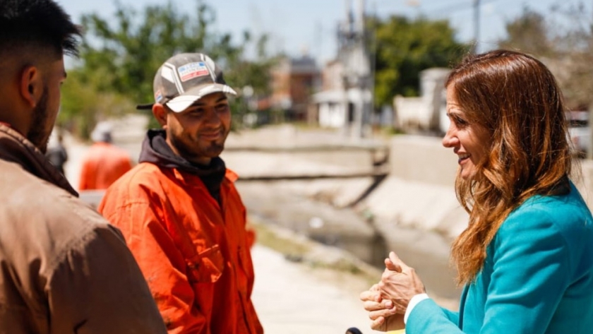 Tolosa Paz y el intendente Moreira recorrieron las obras de urbanización en San Martín